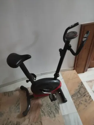 Bicicleta Estática Negra y Roja