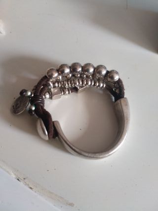 Pulsera plateada con abalorios y piel 

