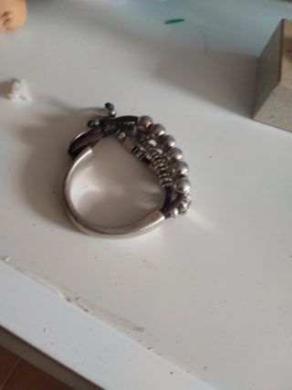 Pulsera plateada con abalorios y piel 
