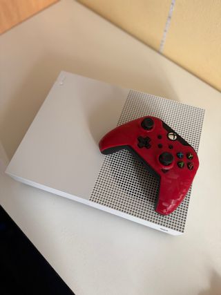Xbox One S con controller rosso