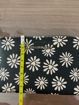 Cartera Stradivarius flores blancas