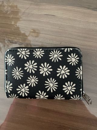 Cartera Stradivarius flores blancas