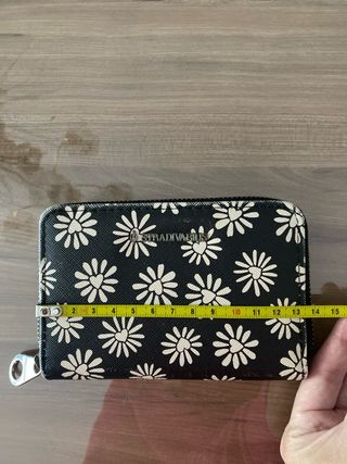 Cartera Stradivarius flores blancas