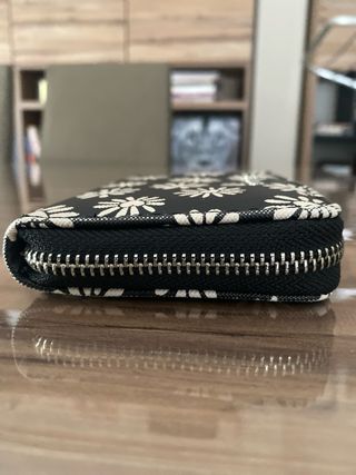 Cartera Stradivarius flores blancas