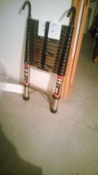 Escalera 4,4 m telescópica  nueva con enganches