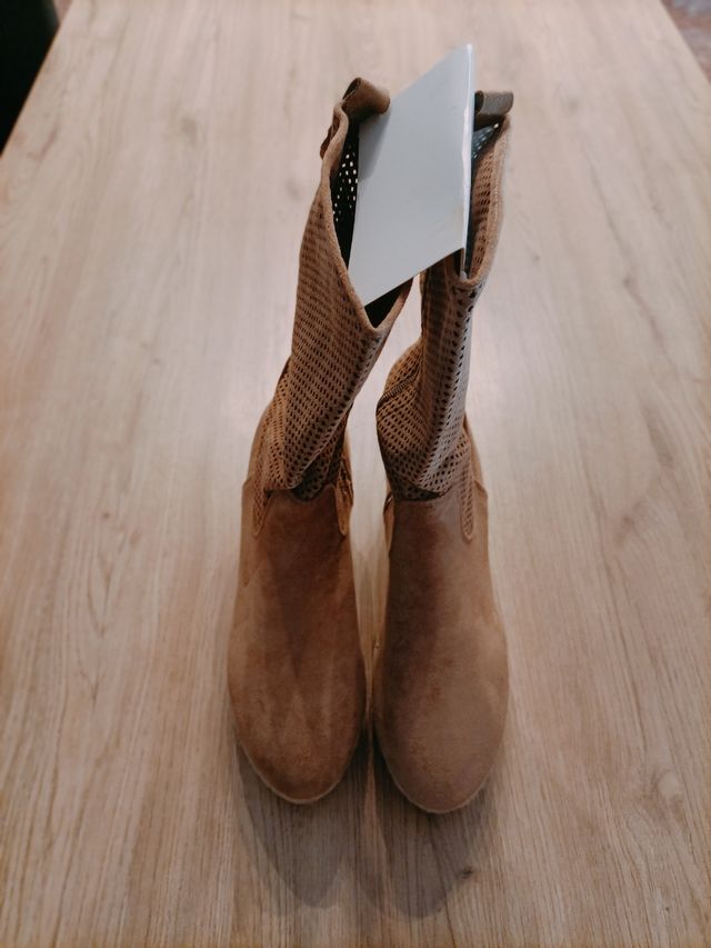Botas beige con perforaciones