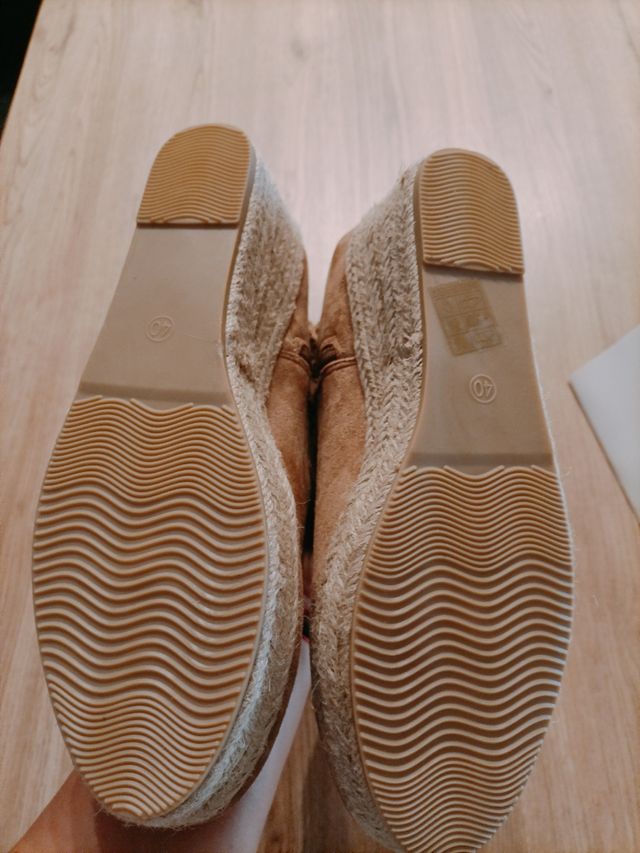 Botas beige con perforaciones