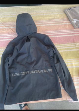 Chaqueta Under Armour Negra con Capucha original