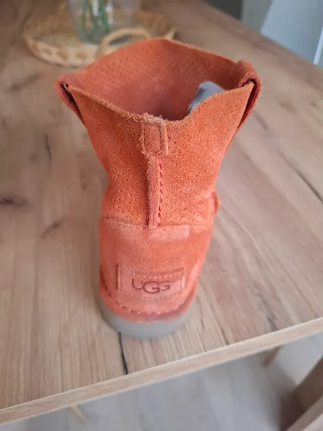 Botines UGG Naranja Perforados