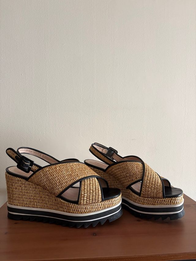 Sandalias cuña Schutz negras y marrones