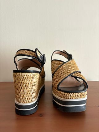 Sandalias cuña Schutz negras y marrones