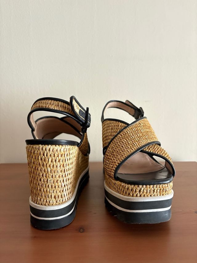 Sandalias cuña Schutz negras y marrones