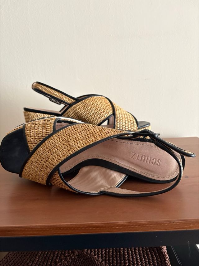 Sandalias cuña Schutz negras y marrones