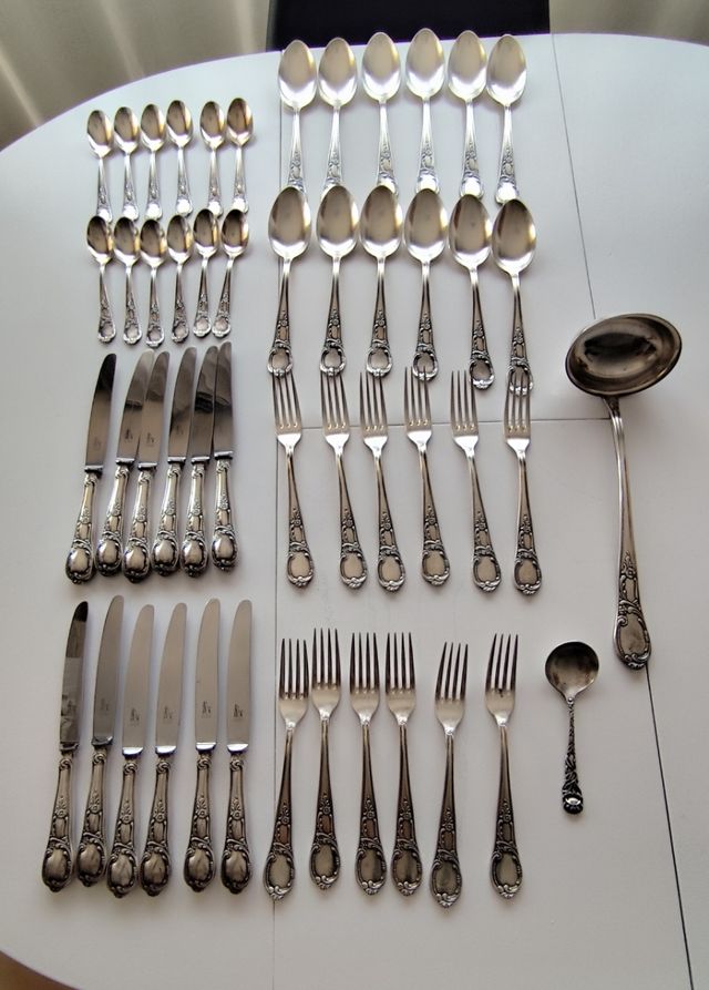 Cubertería antigua de metal plateado