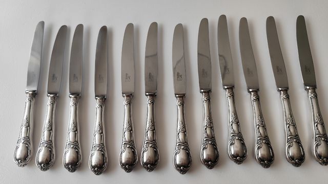Cubertería antigua de metal plateado