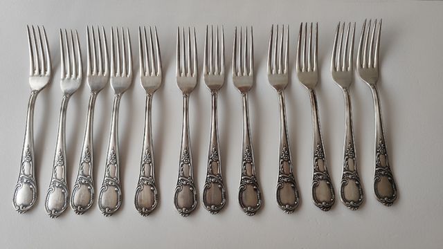 Cubertería antigua de metal plateado