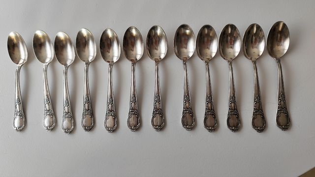 Cubertería antigua de metal plateado