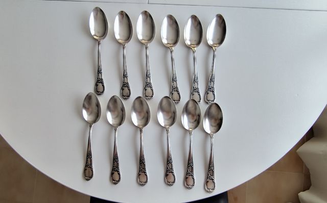 Cubertería antigua de metal plateado