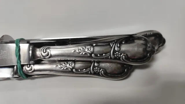 Cubertería antigua de metal plateado