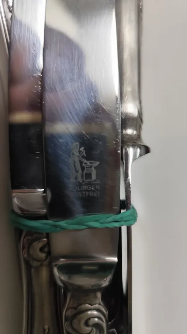 Cubertería antigua de metal plateado