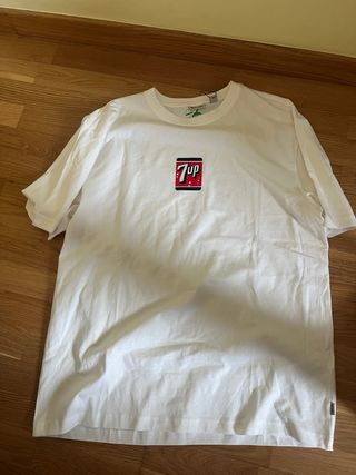Camiseta 7UP blanca con diseño vintage