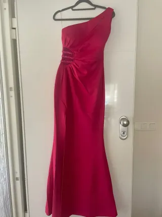 Vestido fiesta fucsia un hombro