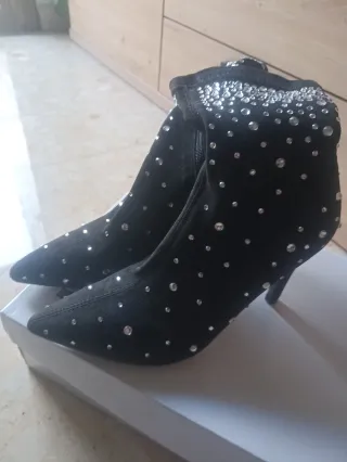 Botines negros con pedrería chica talla 38