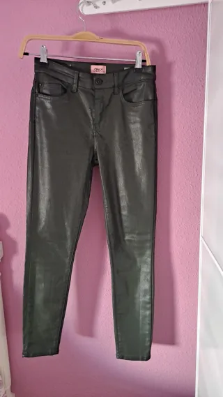 Pantalones ONLY verdes efecto piel