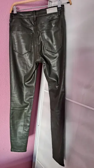 Pantalones ONLY verdes efecto piel