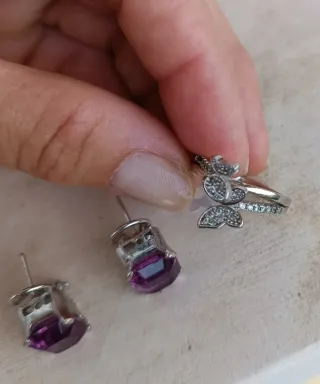 Conjunto de anillos y pendientes
