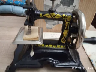 Máquina de coser mini decorada
