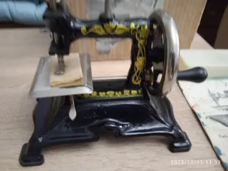 Máquina de coser mini decorada