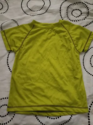 Conjunto de camisetas de deporte nuevas.
