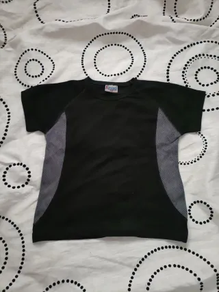 Conjunto de camisetas de deporte nuevas.

