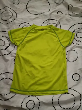 Conjunto de camisetas de deporte nuevas.
