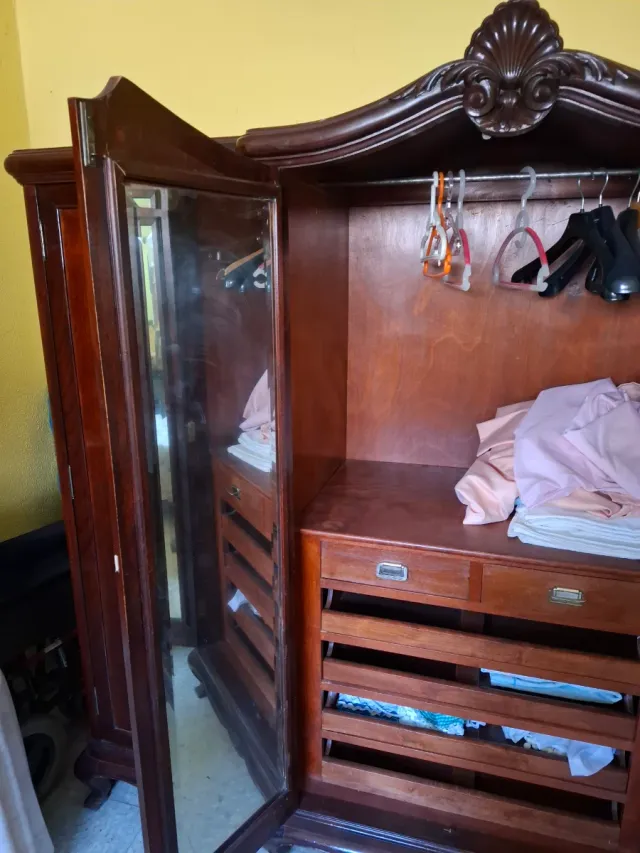 Armario de madera marrón ,antiguo para restaurar
