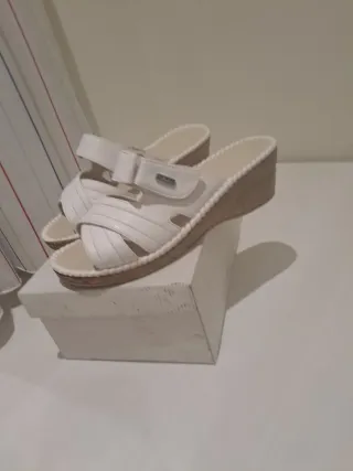 Sandalias de cuña blancas para mujer