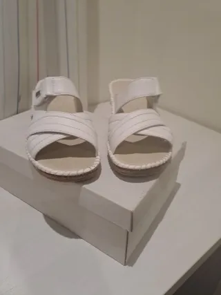 Sandalias de cuña blancas para mujer