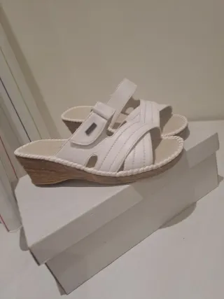 Sandalias de cuña blancas para mujer