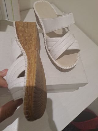Sandalias de cuña blancas para mujer