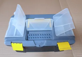 Caja de herramientas gris y amarilla