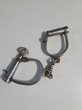 Esposas antiguas numeradas con llave