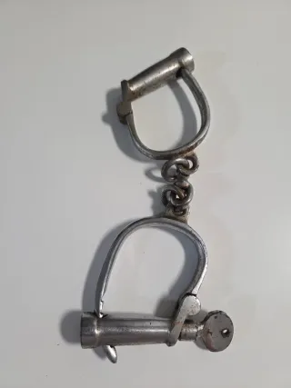 Esposas antiguas numeradas con llave