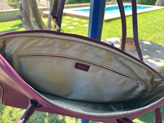 Bolso de piel burdeos Coronil.  Medidas 40x25 cm 