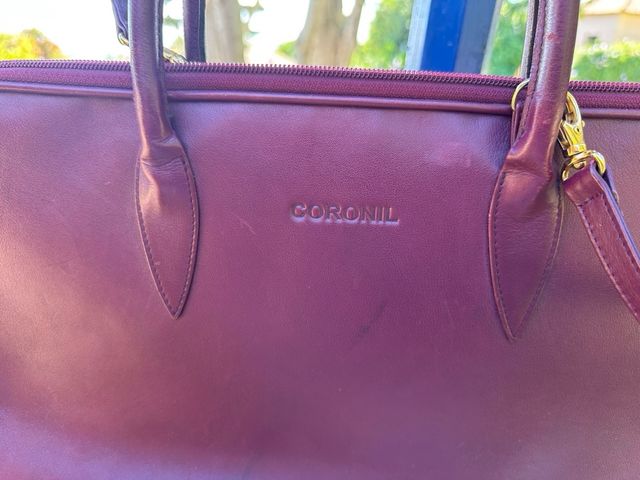 Bolso de piel burdeos Coronil.  Medidas 40x25 cm 