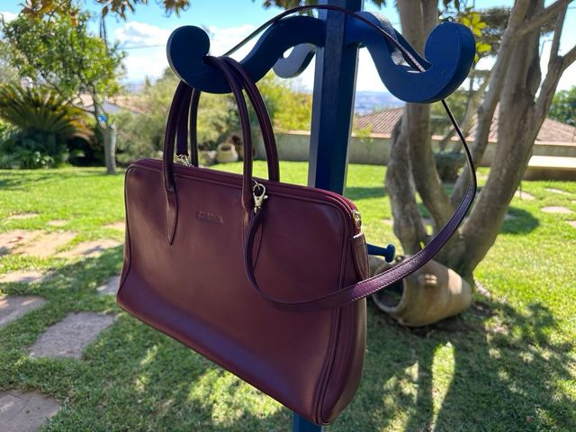 Bolso de piel burdeos Coronil.  Medidas 40x25 cm 