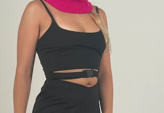 Top corto negro con cuello rosa