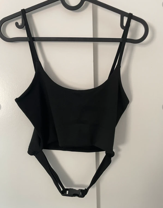 Top corto negro con cuello rosa