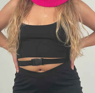 Top corto negro con cuello rosa