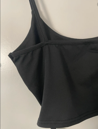 Top corto negro con cuello rosa